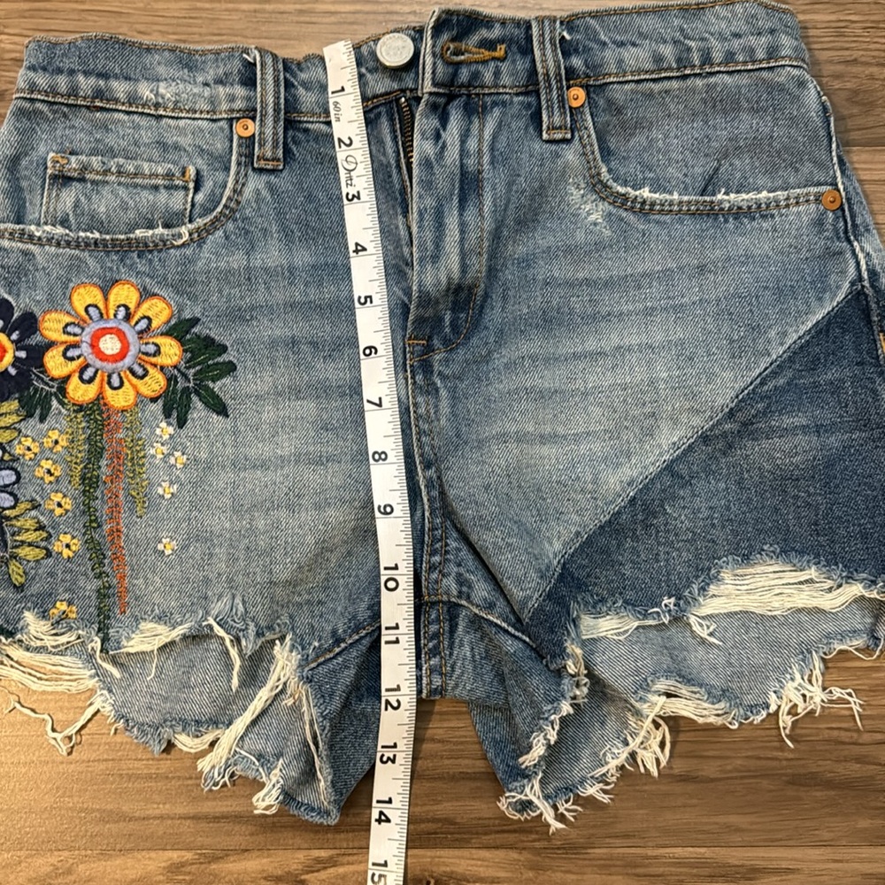 Blank NYC Embroidered Multicolored Floral The Barrow Blue Denim Zip Up Shorts 26 - Picture 10 of 15
